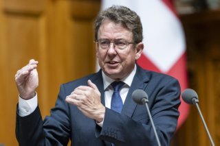 Le ministre de l'environnement Albert Rösti a défendu avec succès au Parlement un projet visant à accélérer les procédures en matière d'énergies renouvelables (archives). KEYSTONE/ALESSANDRO DELLA VALLE